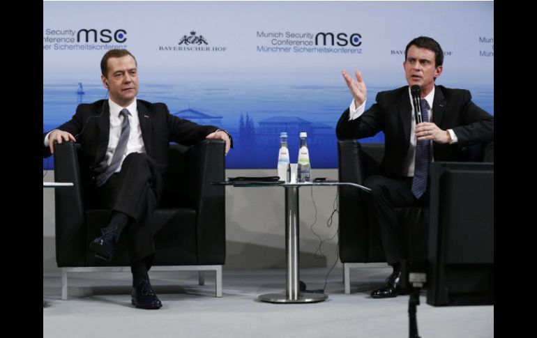 Manuel Valls (derecha) señala que Rusia debe dejar de bombardear Siria para que la paz en ese país pueda lograrse. EFE / D. Astakhov