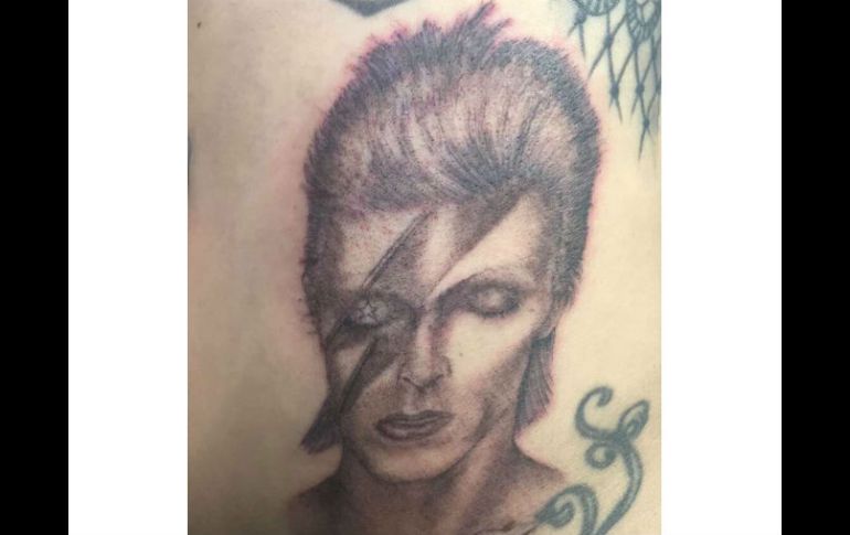 Lady Gaga tiene ahora una imagen de Bowie, en su personaje de Ziggy Stardust, en el costado izquierdo de su abdomen. ESPECIAL / Twitter
