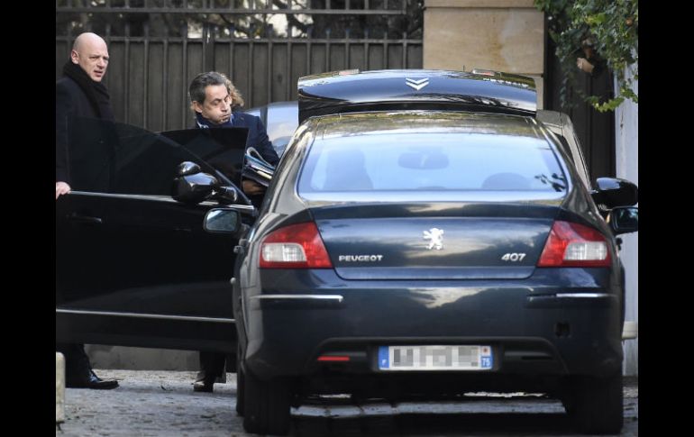 Los medios franceses mostraron imágenes de Sarkozy dentro de un coche antes de comparecer ante la justicia. AFP / L. Bonaventure