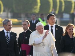 El Papa Francisco, acompañado de Miguel Ángel Mancera (i) y la Claudia Ruiz Massieu (d). EFE / M. Guzmán