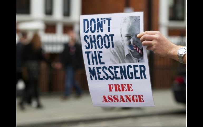 Assange dice que deberá esperar un tiempo para que Londres y Estocolmo guarden las apariencias y luego respeten la resolución de ONU. AP / ARCHIVO