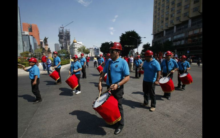 Los manifestantes caminan desde la sede del Sindicato Nacional de Trabajadores Mineros hasta la sede de Gobernación. SUN / Y. Xolalpa