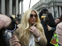 Kesha se negó a hacer comentarios al salir del tribunal y abrazó a algunos de los admiradores que fueron a apoyarla. AP / M.  Altaffer