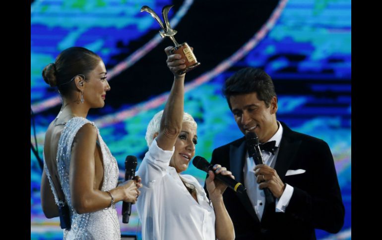 La cantante española recibe de manos de los presentadores, Carolina De Moras y Rafael Artaneda el premio otorgado por EFE / M. Ruiz