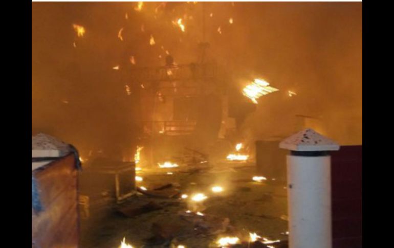 El fuego cayó sobre las butacas de plástico, lo que contribuyó a su propagación. TWITTER / @PoliciaTorreon