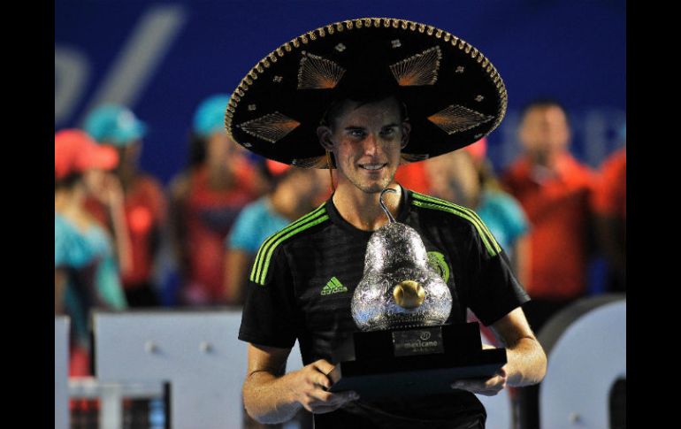 Thiem, ataviado con un sombrero de charro y una playera de la Selección Mexicana de Futbol, posa con su trofeo. AFP / P. Pardo