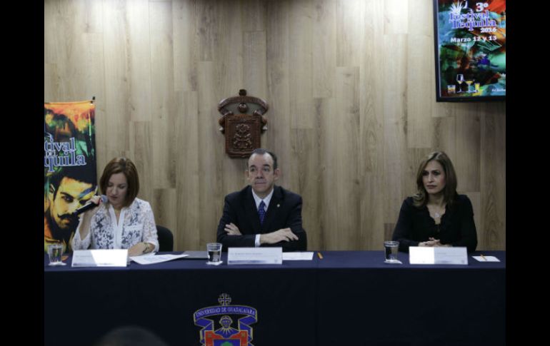 Presentación. Gabriela Cañedo, coordinadora de RP de la CNIT; Roberto Anaya, director de dicha Cámara, y Ana Mendoza, RP del CCU. ESPECIAL / UdeG