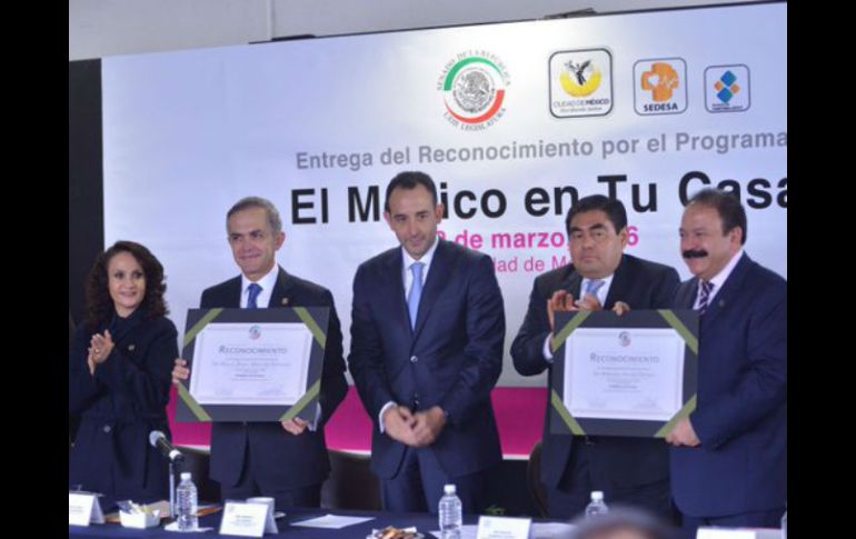 Entrega del reconocimiento al jefe de Gobierno de la CDMX y al secretario de Salud capitalino. TWITTER / @ManceraMiguelMX