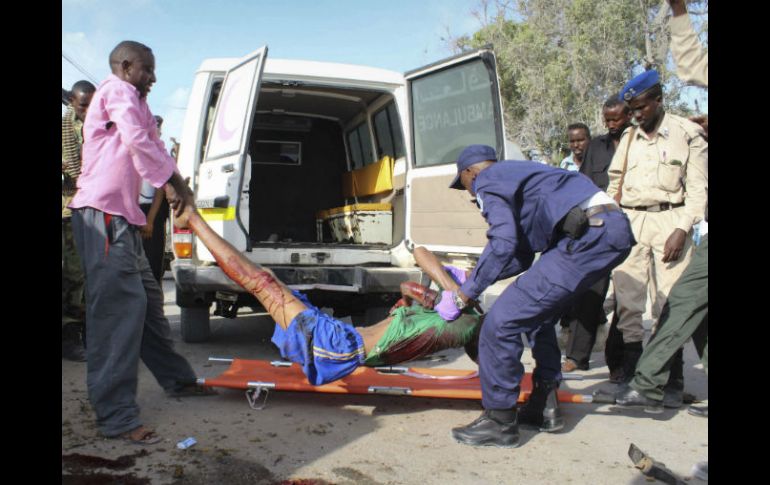 Varias personas cargan con el cuerpo sin vida de una de las víctimas del atentado. EFE / S. Yusuf