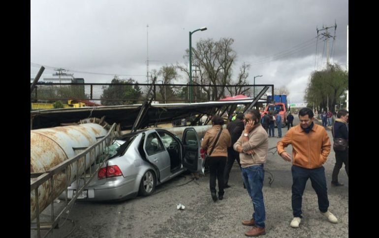 Esta tarde, el fuerte clima provocó que un espectacular cayera sobre algunos vehículos en un municipio de Edomex. SUN / J. Alvarado
