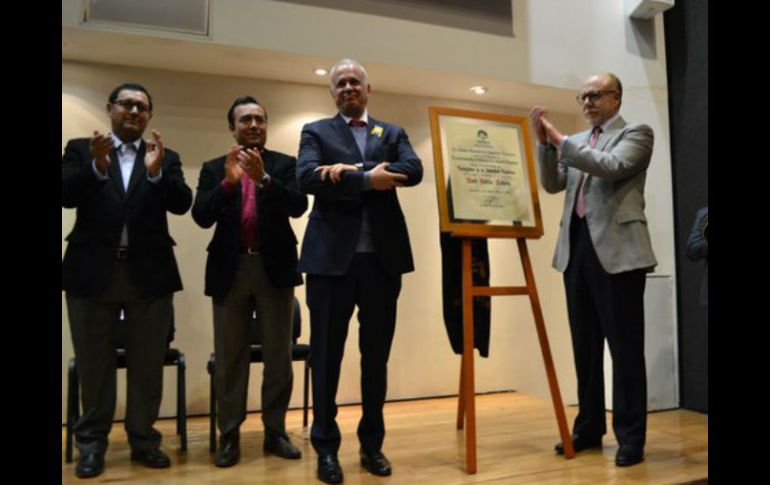 En la inauguración, fue reconocido Raúl Padilla López como embajador del Tequila. TWITTER / @camaratequilera