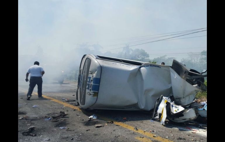 La carretera, que comunica a Tabasco con el estado de Campeche, se encuentra cerrada a la circulación. SUN / L. López