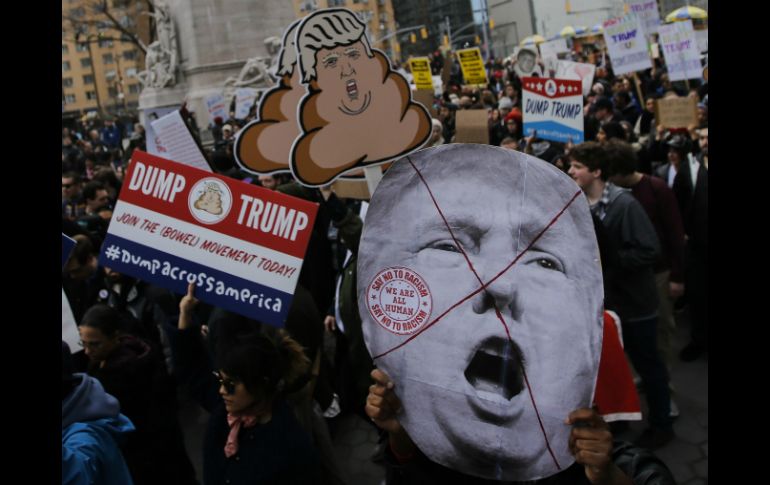 Pancartas con frases como 'No al racismo, No al fascismo, No a Trump' fueron mostradas durante la marcha. AFP / E. Muñoz