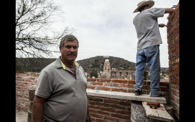 Jesús Gutiérrez Espinoza supervisa la construcción de su nueva casa en Temacapulín. EL INFORMADOR / R. Tamayo