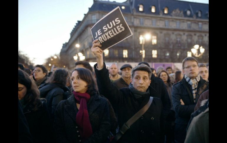 Ciudadanos se reúnen en el centro de Bruselas y de París en tributo a las víctimas de los ataques de hoy. AFP / M. Bureau