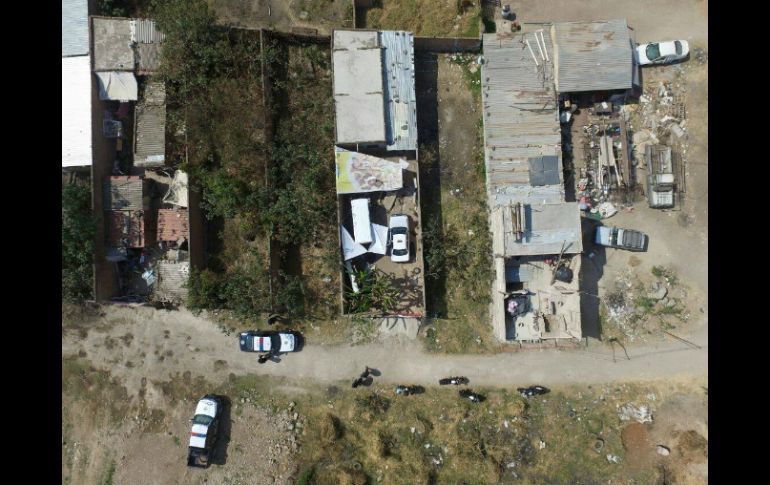 Imagen que muestra el auto robado, al interior de una finca, desde el aire. FACEBOOK /  Policía Guadalajara