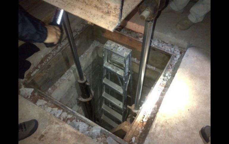 Al continuar con la diligencia se localizó un túnel oculto bajo la loza del piso tapado con un bloque de concreto. AP / ARCHIVO