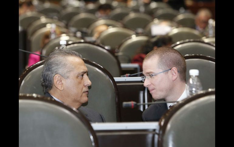 El panista considera que Manlio Fablio Beltrones (i), dirigente del PRI, busca posicionar la agenda de su partido. NTX / ARCHIVO