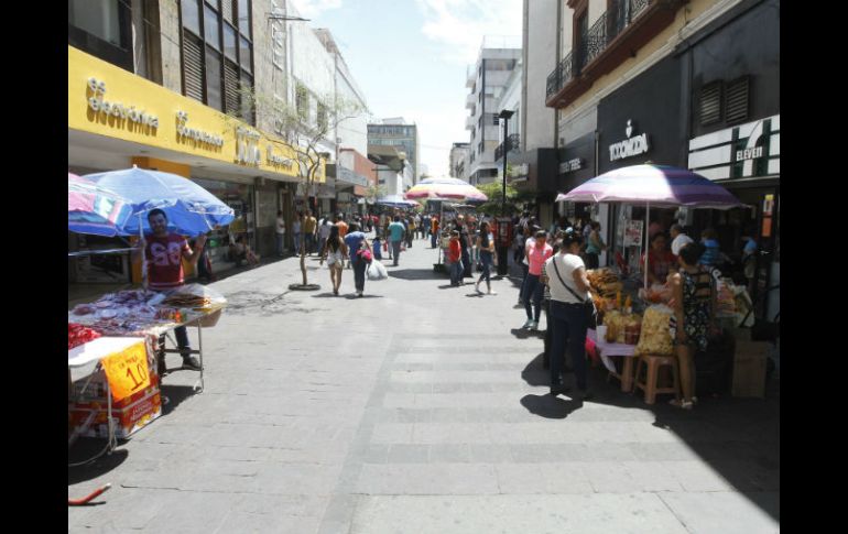 El Ayuntamiento prohibió la instalación de comerciantes ambulantes en el centro de la ciudad; sólo algunos consiguieron permisos. EL INFORMADOR / A. Camacho