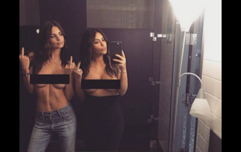 Las celebridades utilizaron como locación un baño público para desnudar sus torsos. TWITTER / @kimkardashian