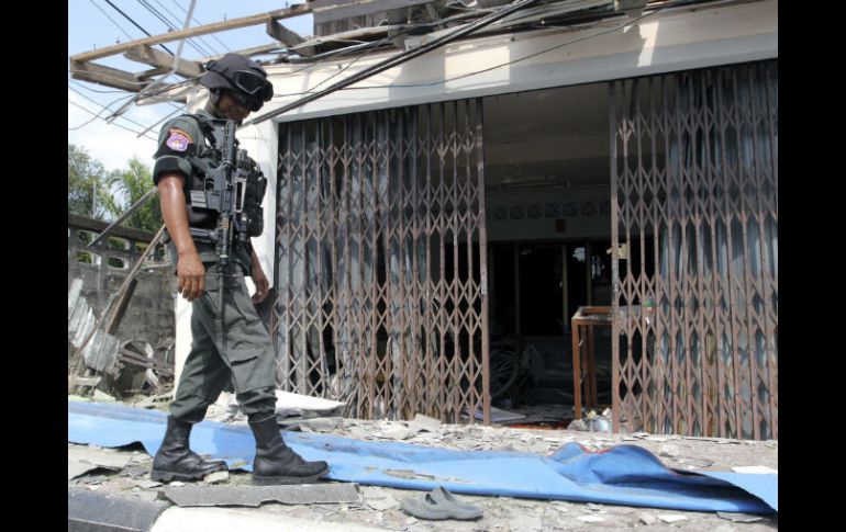 Un agente de la policía fronteriza inspecciona una peluquería donde ha estallado una bomba, en la provincia de Pattani. EFE / A. Wangni