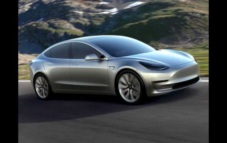 Los prototipos exhibidos se parecen a una versión más pequeña del Model S, pero con techo panorámico y un capó más extenso. EFE / Tesla