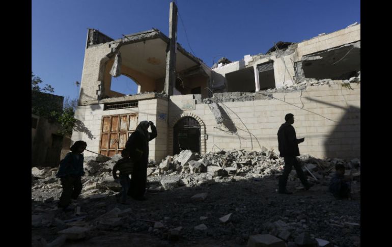 Palestinos inspeccionan la casa derruida de Ahmed Zakarneh, destruida por tropas israelíes en Qabatya. EFE / A. Badarneh