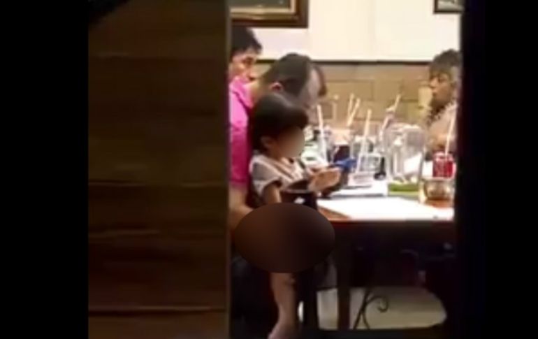 Ayer domingo, el restaurante donde se grabó el video condenó los hechos y se dijo dispuesto a cooperar con las autoridades. FACEBOOK / Grupo de Apoyo Especial México