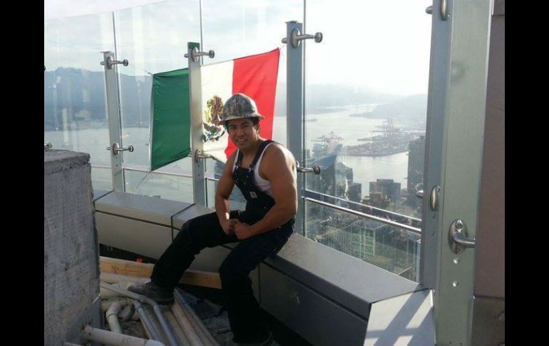 La bandera fue retirada el domingo del piso 63 del edificio donde Reyna ha trabajado instalando perfiles de acero. FACEBOOK / Diego Saul Reyna