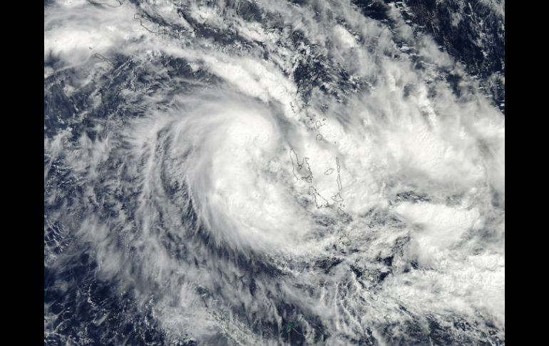 Fotografìa cedida por la NASA que muestra una imagen visible de 'Zena' en el Océano Pacífico Sur al oeste de Vanuatu. EFE / NASA