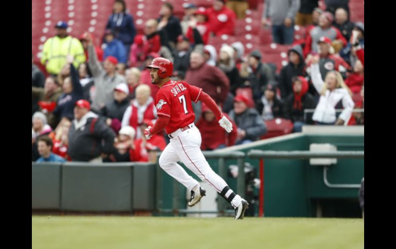 Eugenio Suárez. El shortstop venezolano de los Reds de Cincinnati (#7) observa como la bola vuela para conectar un grand slam. AP / G. Landers