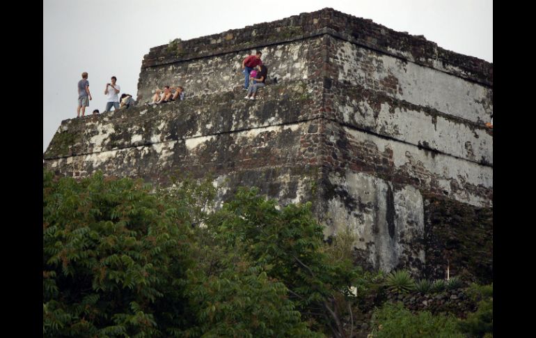 La institución descartó algún riesgo en la pirámide ubicada en la cima del cerro de Tepozteco. AP / ARCHIVO