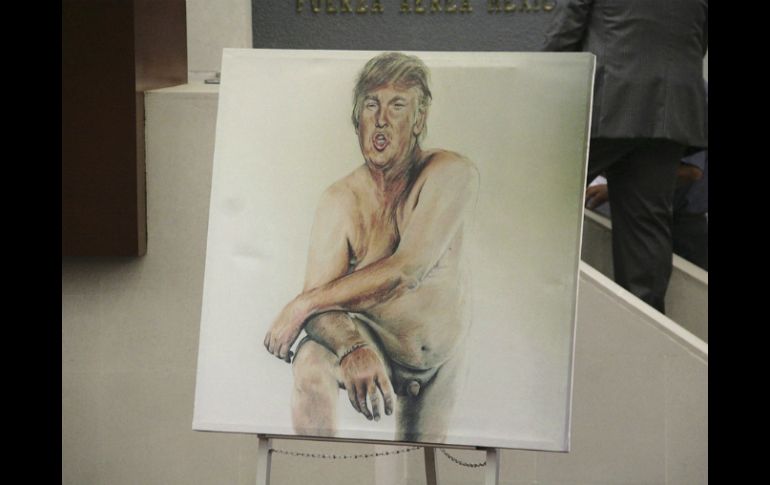 Trump aparece con una pose dejando sus 'pequeños' genitales al desnudo. EFE /