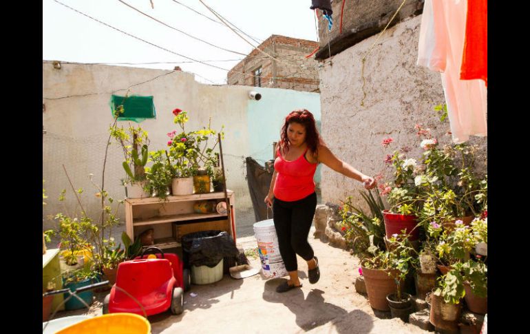 Para Mónica Huerta de la Colonia Quintero, la falta de agua afectó todas sus actividades cotidianas. EL INFORMADOR / P. Franco