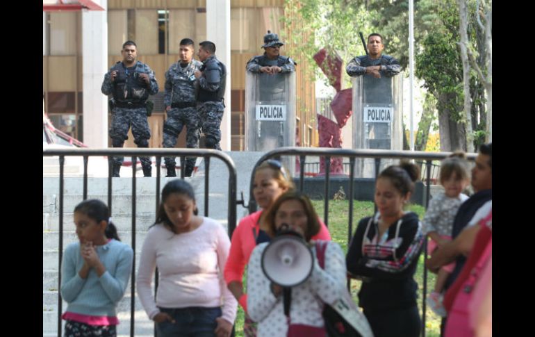 Policías de la Fiscalía Estatal resguardaron el edificio de la SEJ durante la protesta de padres de familia. EL INFORMADOR / R. Tamayo
