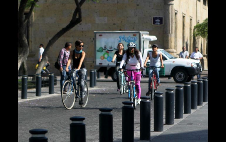 De acuerdo con la iniciativa, los automóviles respetarán una distancia metro y medio de distancia entre los ciclistas. EL INFORMADOR / ARCHIVO