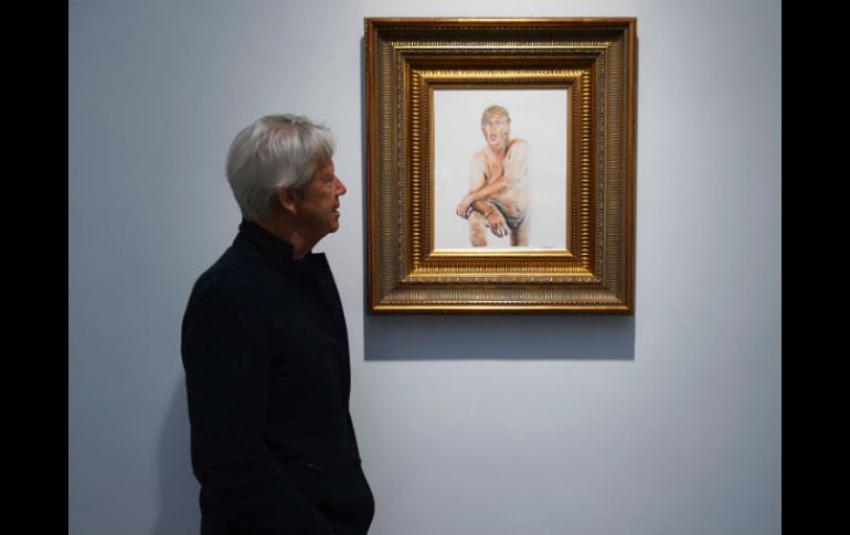En la pintura, Trump aparece con su característico pelo rubio, los brazos apoyados en una pierna y un pene de pequeño tamaño. AFP / N. Halle'n