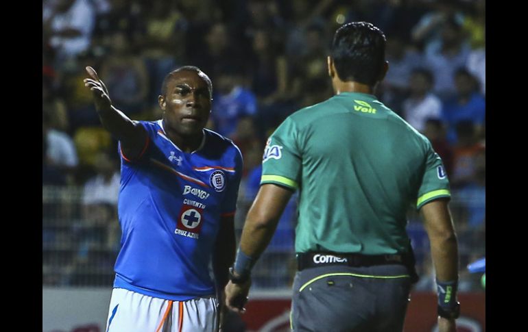 Guerrón reclama una decisión al árbitro durante el partido. MEXSPORT / E.Serrato