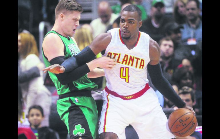 Paul Millsap (#4) de los Hawks intenta superar a Jonas Jerebko de los Celtics durante la primera mitad del juego. AP / J. Amis