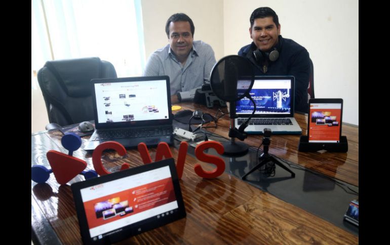 Andrés López Victoria (izquierda), y José Veronika, CEO's de la empresa CWS Streaming eventos, en sus oficinas. EL INFORMADOR / M. Vargas