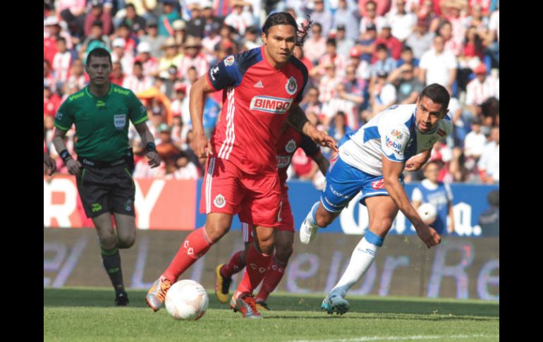 El defensa Patricio Araujo es suspendido por impedir con mano intencionada un gol. AFP / ARCHIVO