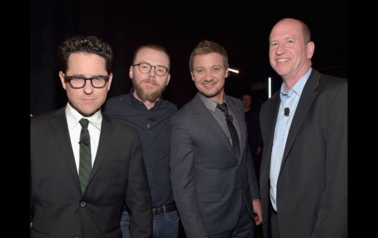 J. J. Abrams recibió de manos de Simon Pegg el premio CinemaCon ShowMan of the Year. ESPECIAL / Cortesía Getty Images para CinemaCon