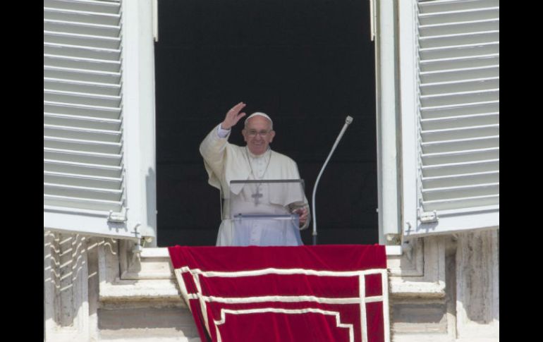 El Pontífice saluda durante el rezo del 'Regina Coeli'. EFE / G. Onorati