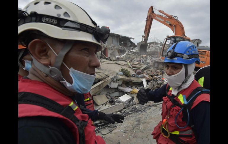 El violento terremoto que afectó el sábado la zona costera de Ecuador deja un saldo de por lo menos 350 personas muertas. AFP / R. Buendía