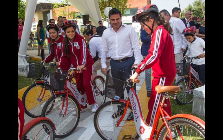 La bicipista del Trompo Mágico, que cuenta con 800 metros lineales, tuvo una inversión de dos millones 330 mil pesos. ESPECIAL / Aristóteles Sandoval