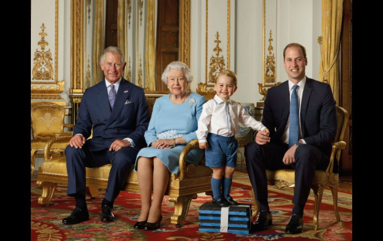 El príncipe Jorge tiene que posar para la fotografía sobre una pila de libros, debido a su baja estatura. AP /