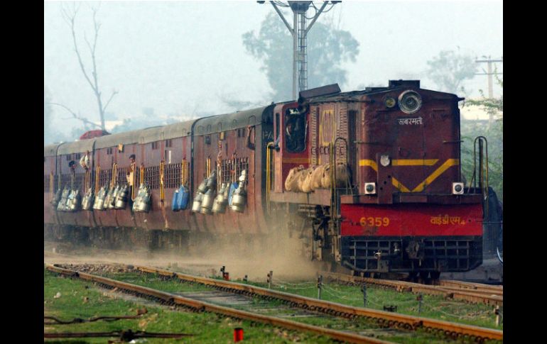 La red ferroviaria en la India es la cuarta más grande del mundo, y sus trenes transportan a unos 23 millones de pasajeros. AFP / ARCHIVO