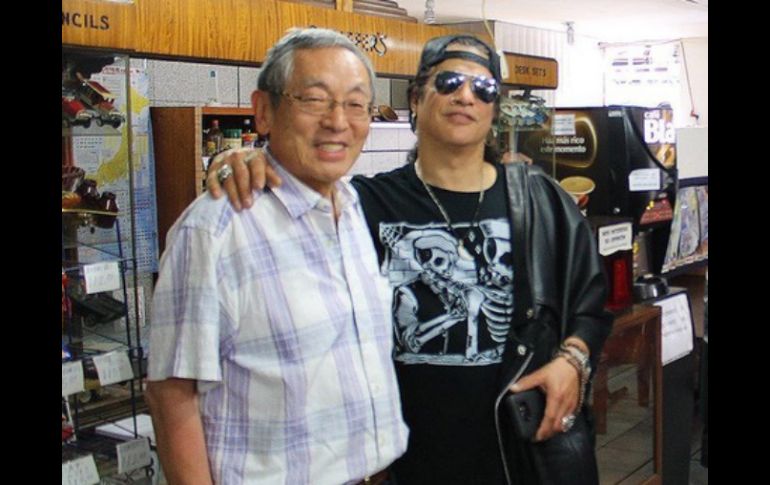 El museo compartió una fotografía de Slash con el fundador Roberto Shimizu. TWITTER / @MuseodelJuguete