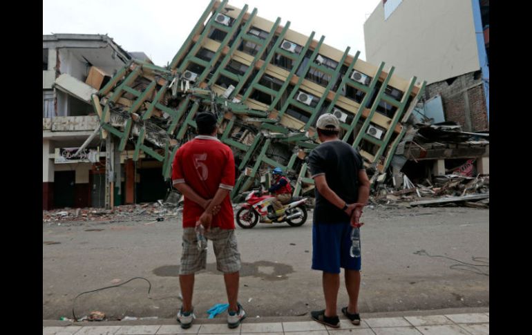 Se han registrado 657 réplicas del sismo principal; se espera que ocurran más a la largo de la semana. AFP / J. Cevallos