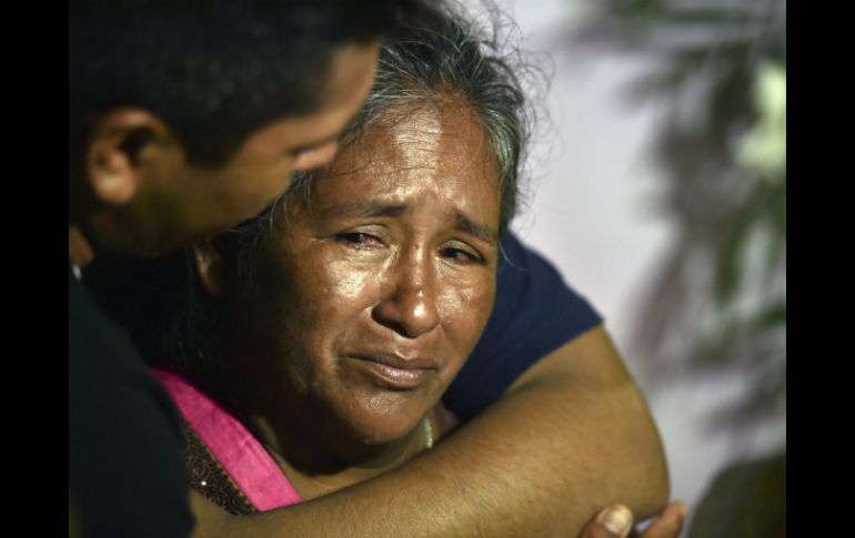Sólo un integrante de la familia ingresa a identificar a los suyos; aunque algunos cuerpos están completamente calcinados. AFP / Y. Cortez